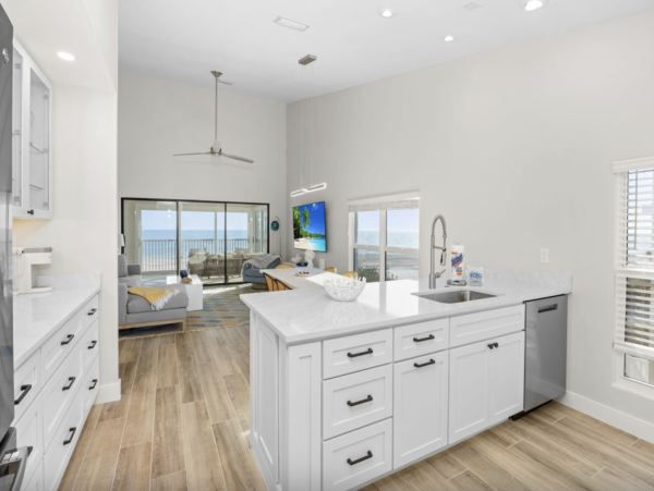 Intimate 4 unit beachfront complex